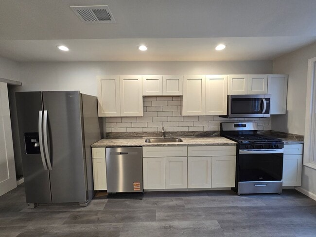 Building Photo - Beautifully Remodeled 3 Bedroom With Rooftop Deck - Downtown Sharpsburg