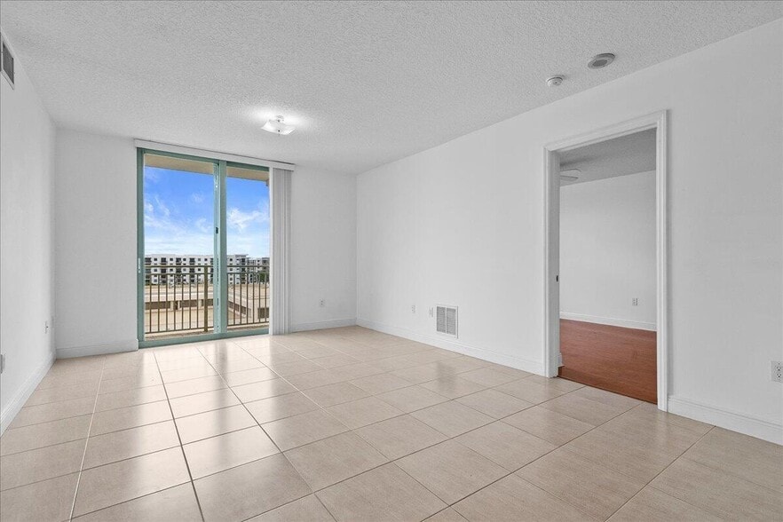 Building Photo - 610 Clematis St