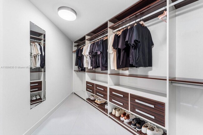 Building Photo - 200 Biscayne Blvd Way