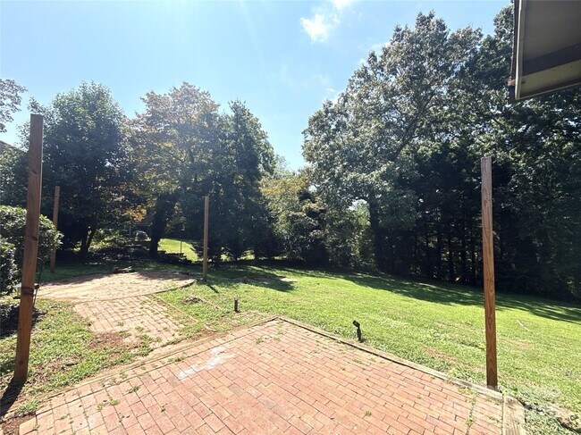 Building Photo - 1127 Queensgate St