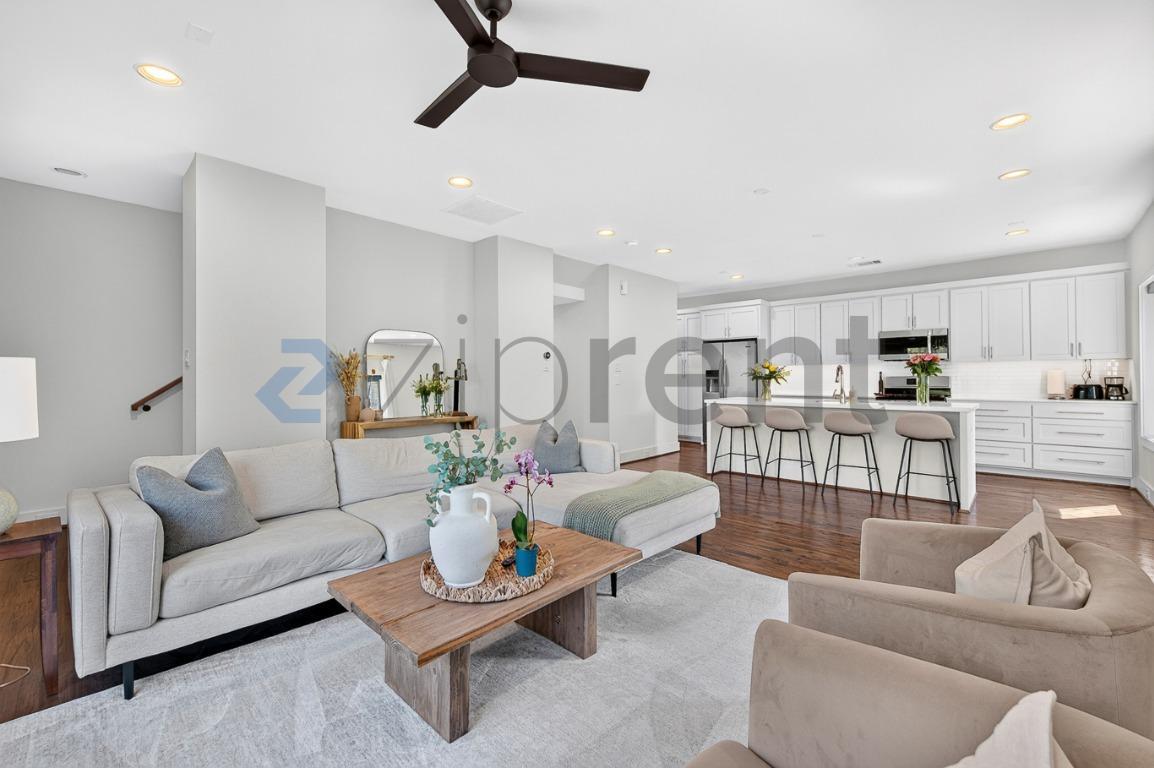 Building Photo - Unit E