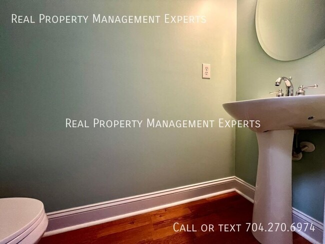 Building Photo - 10102 Old Carolina Dr