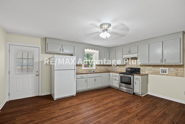 Building Photo - 3-Bedroom Home in Private Setting Minutes ...