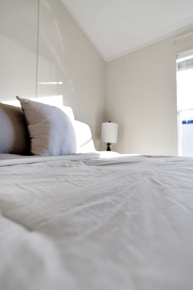 Building Photo - Modern 2-Bedroom, 2-Bath – Furnished Mobil...