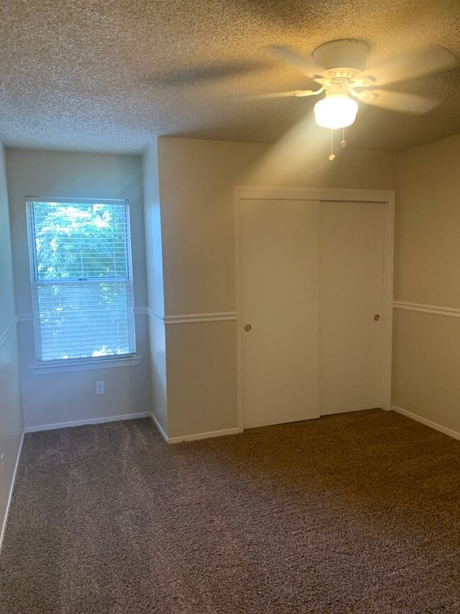 Building Photo - 1703 E Eclipse Ave