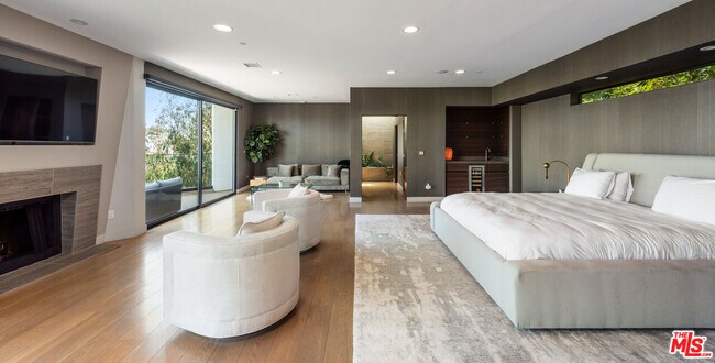 Building Photo - 2826 Las Alturas St