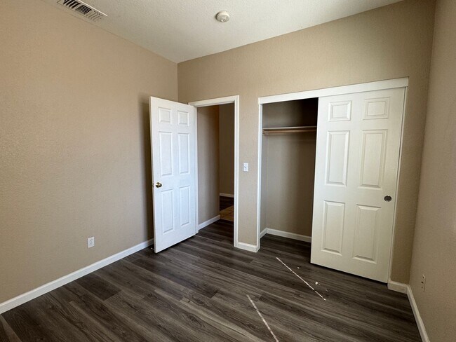 Building Photo - Four Bed, Two Bath Home Close to Hwy 99 an...