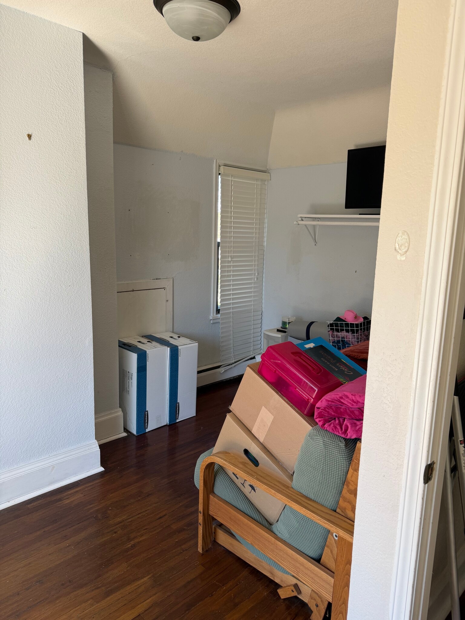 Upstairs Living Room (current tenant) - 625 Wheelock Pky W