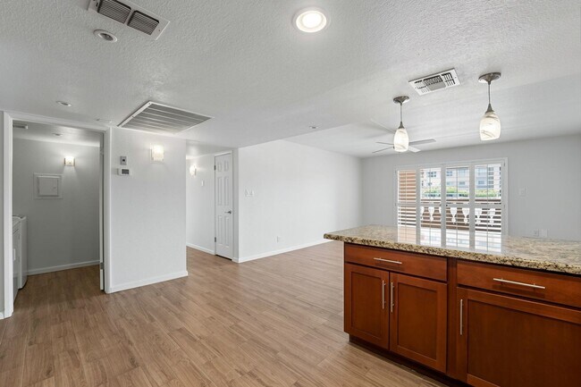 Building Photo - Welcome to this fabulous 2-bedroom, 2-bathroom condo in the heart of South Scottsdale!