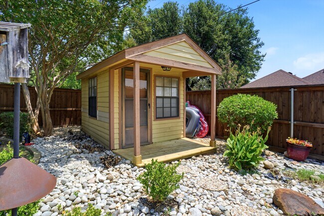 Building Photo - 2412 Emerald Cir