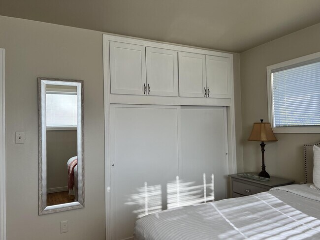 Building Photo - 1641 Azalea Ave