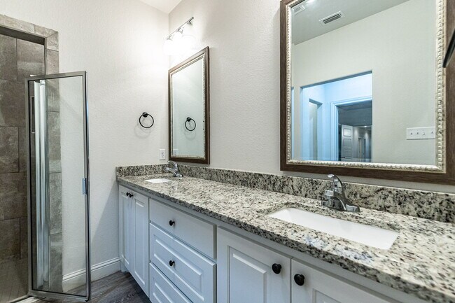 Building Photo - "Charming 3-Bedroom Duplex with 2 Full Baths and 1500 Sq Ft of Comfortable Living in Lubbock!"