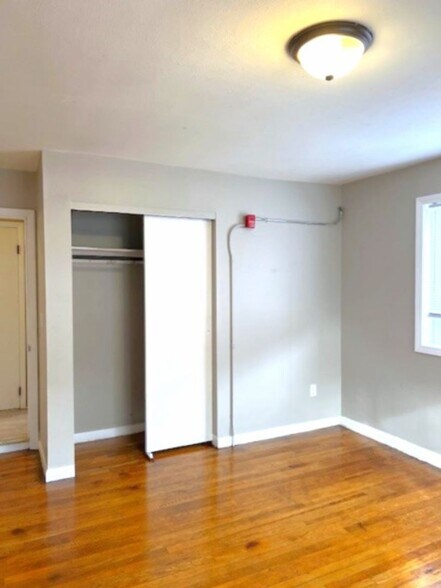 Building Photo - 13 Bissell St