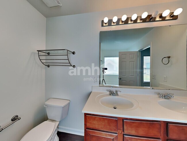 Building Photo - 2010 Blue Stream Ln