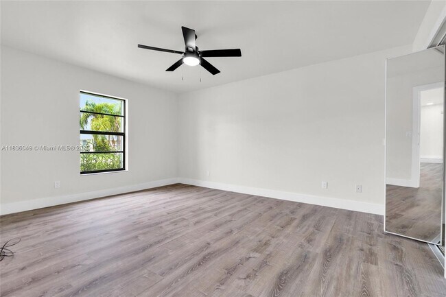 Building Photo - 709 SW 9th Ave