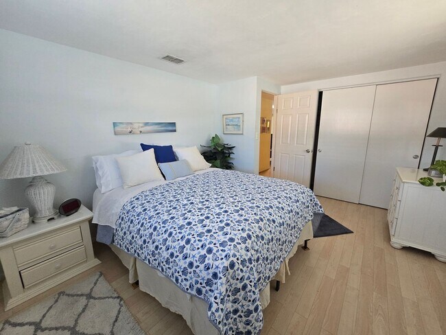 Building Photo - 2441 Gulf Gate Dr