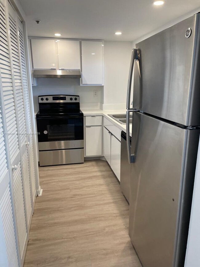 Building Photo - 540 Brickell Key Dr