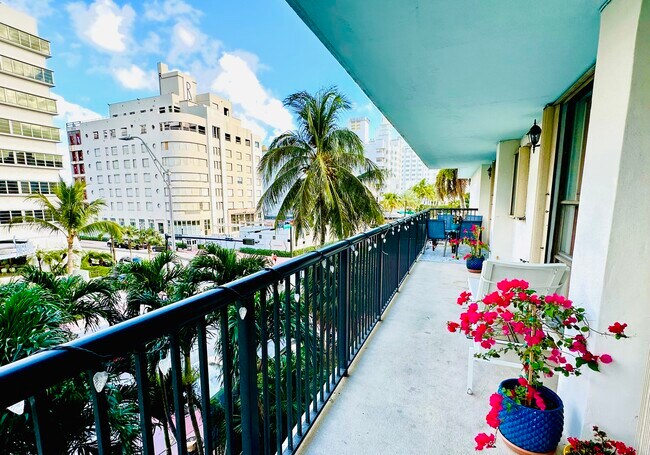 Building Photo - 1800 Collins Ave