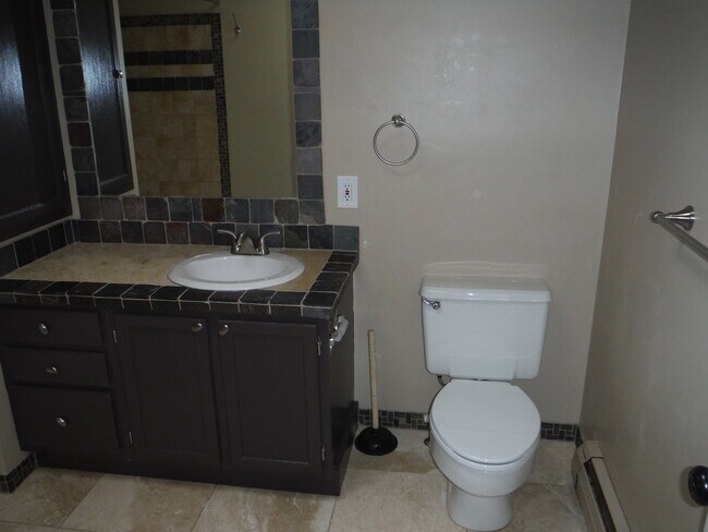 Building Photo - Cute 3 Bedroom Condo w/ Bonus Room - Walki...