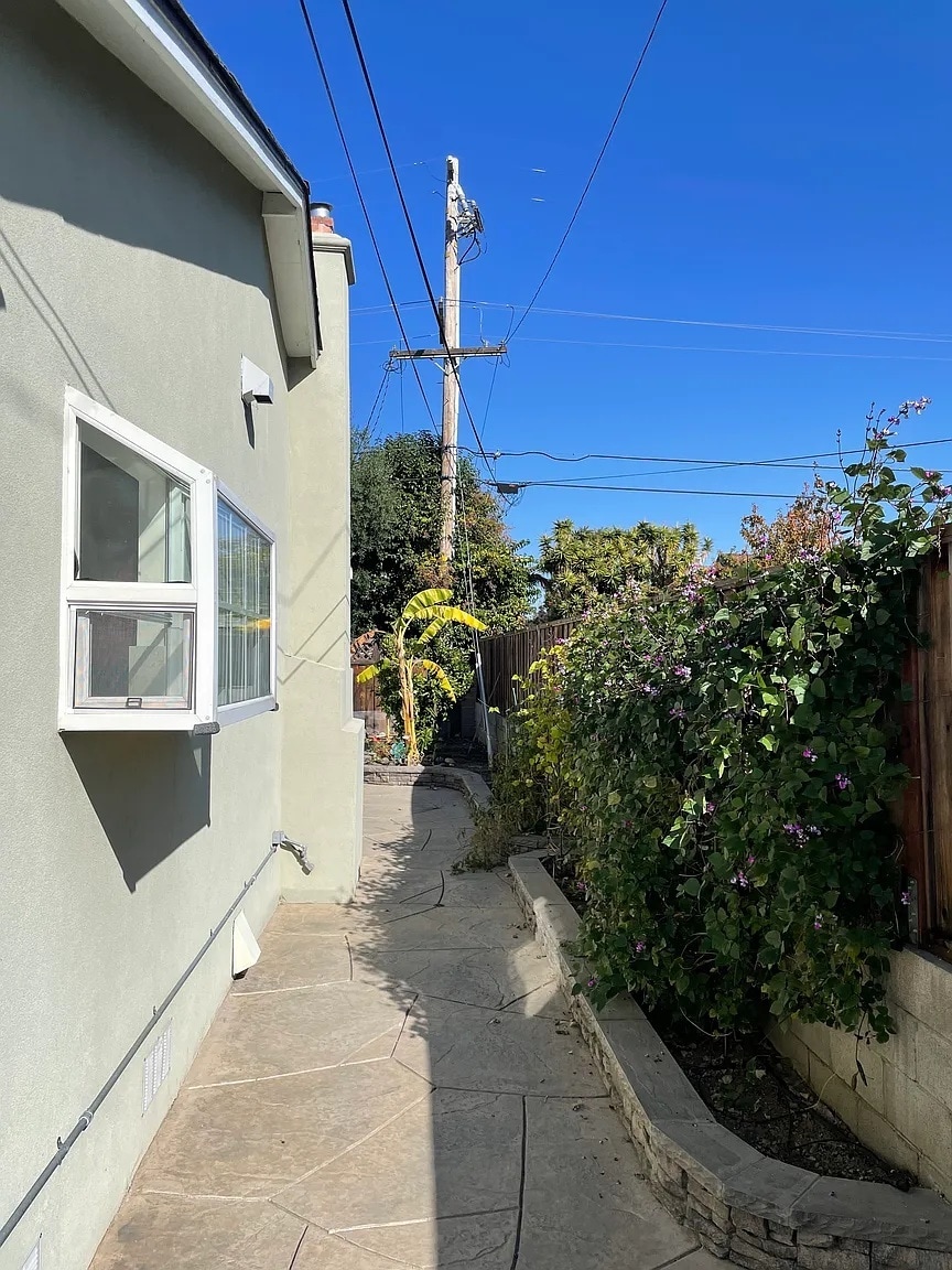 Building Photo - 5065 Hyde Park Dr