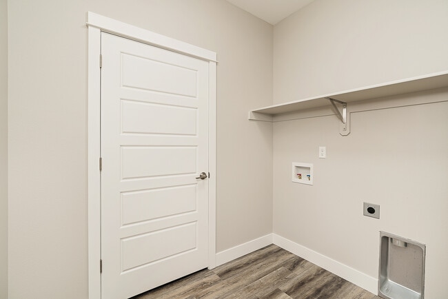 Building Photo - 913 Mission Oaks Dr