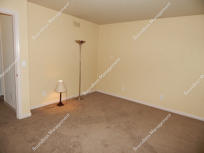Building Photo - 3081 Colonial Way