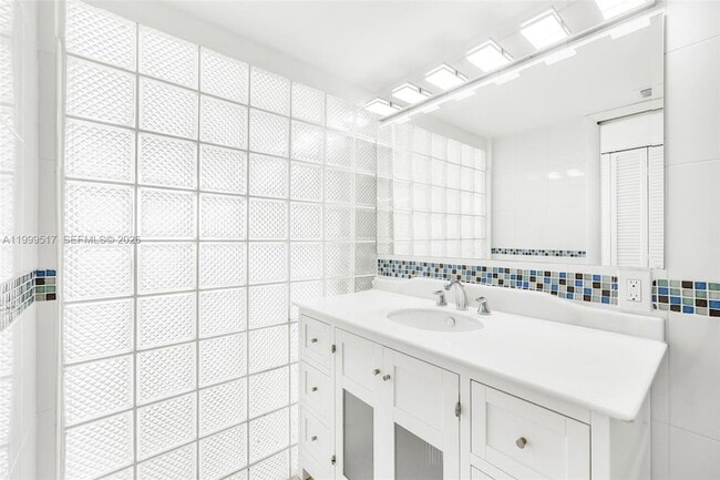 Building Photo - 1420 Brickell Bay Dr