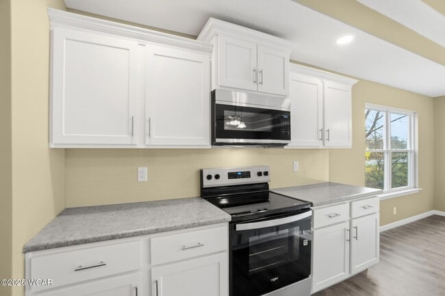 Building Photo - 2888 Lake Cir Dr