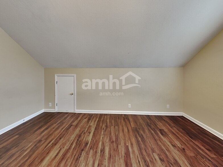 Building Photo - 913 Tom Hailey Blvd