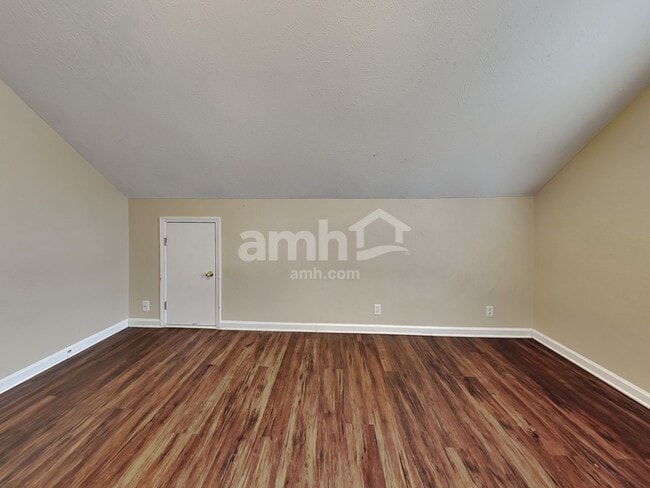 Building Photo - 913 Tom Hailey Blvd