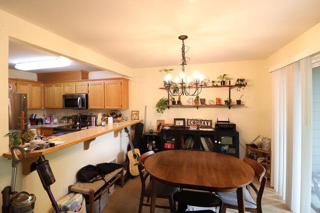 Building Photo - 2 Bed 2 Bath - Condo - W/S/G Included - Pet Friendly - NAS Whidbey