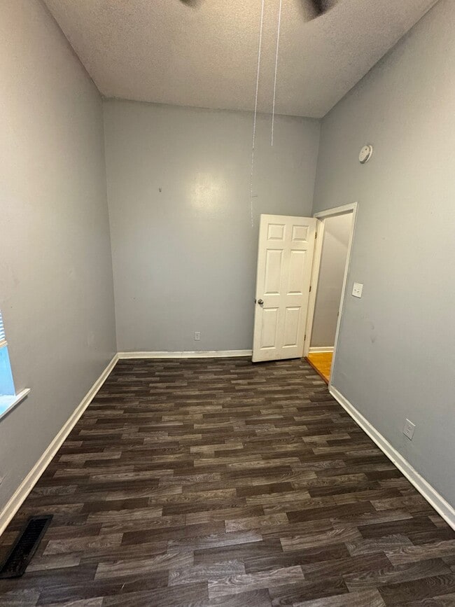 Building Photo - 634 Woolfolk St