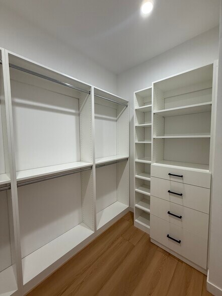 Building Photo - 9213 White Oak Ave