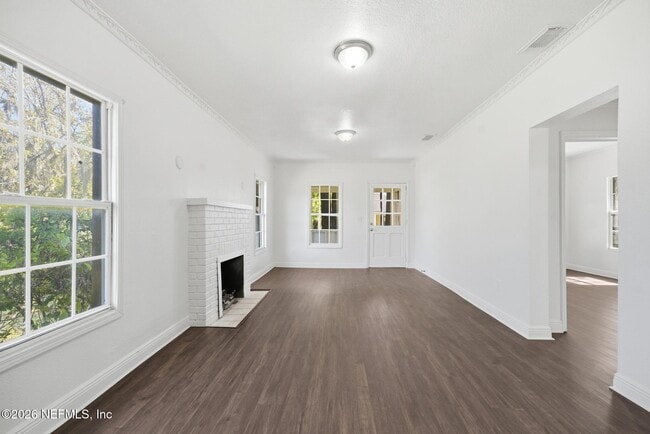 Building Photo - 557 E 60th St