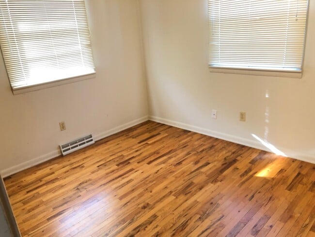 Building Photo - Extremely sharp, clean and roomy 2 BR Duplex in great location in Normal