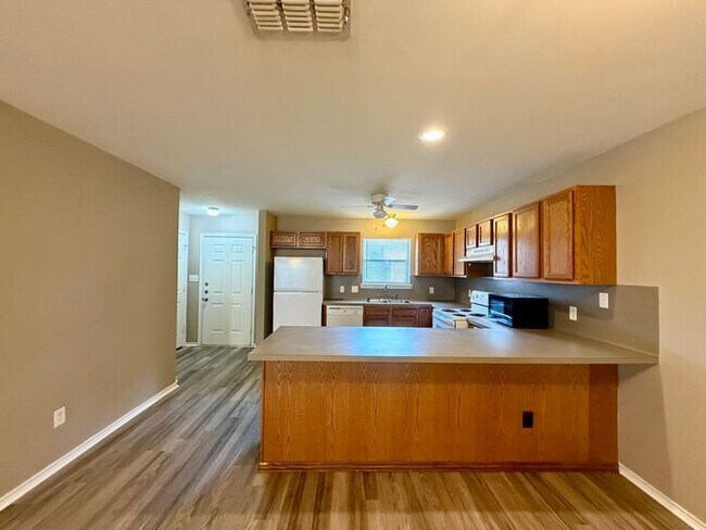 Building Photo - 2 Bedroom, 2 Bathroom Duplex!