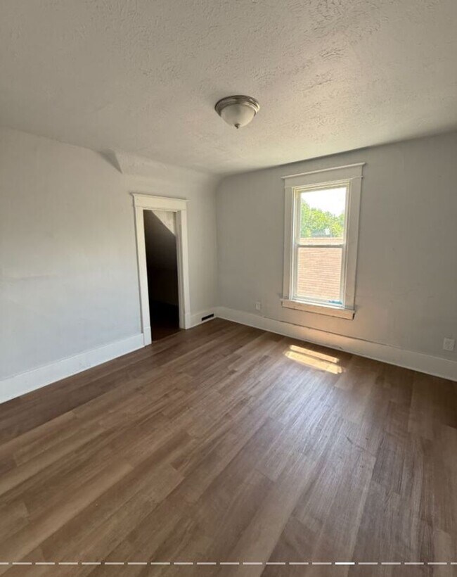 Building Photo - Section 8 Accepted! Spacious Newly Renovat...