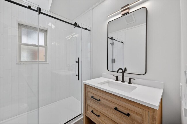 Building Photo - Platt Park Classic! 4 Beds, 2 Bath - Fully remodeled! Don't miss out on this one!