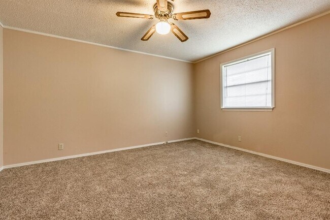 Building Photo - 1220 E Brooks St