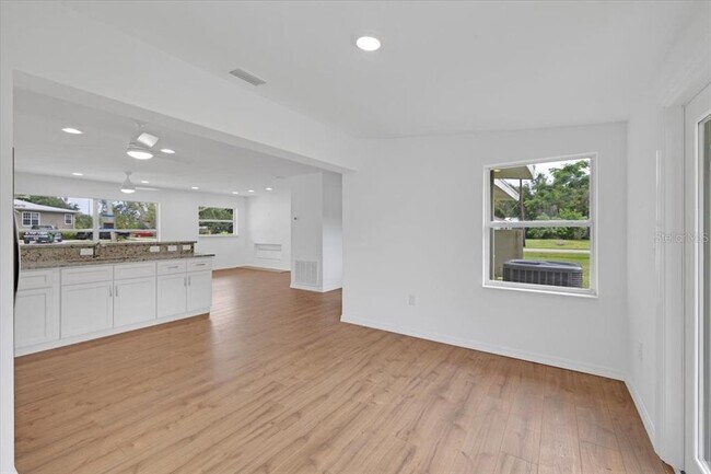 Building Photo - 2206 Mark Ave