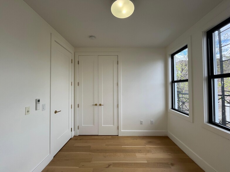 Building Photo - 52 Grace St