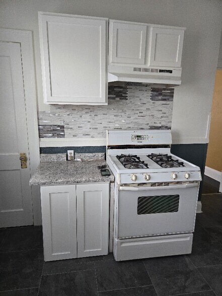 Building Photo - 716 Elwood Ave N