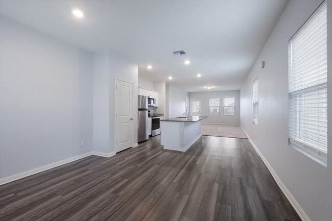 Building Photo - *MOVE IN SPECIAL ONE MONTH FREE*