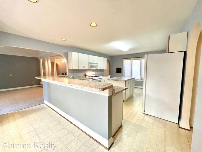 Building Photo - 4 br, 2.5 bath House - 725 Dickens Pl