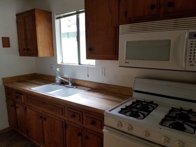 Building Photo - 2 bedroom with 1 bath