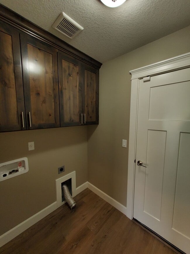 Building Photo - Pet Friendly Single Level 4 bedroom 2 Bathroom in Lebanon.