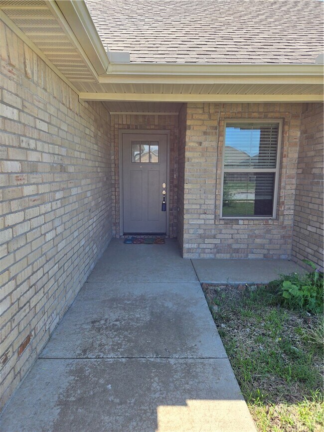Building Photo - 2400 N Kathryn Ln