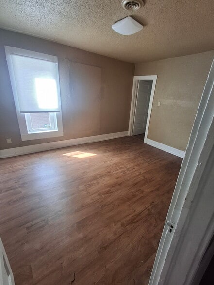 Building Photo - 1558 N Main St