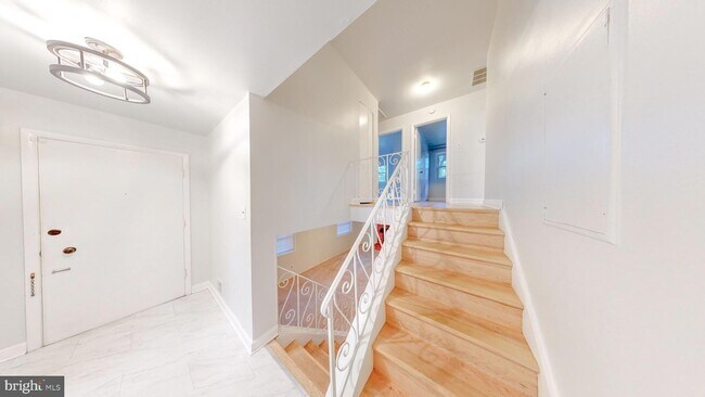 Building Photo - 1216 Downs Dr
