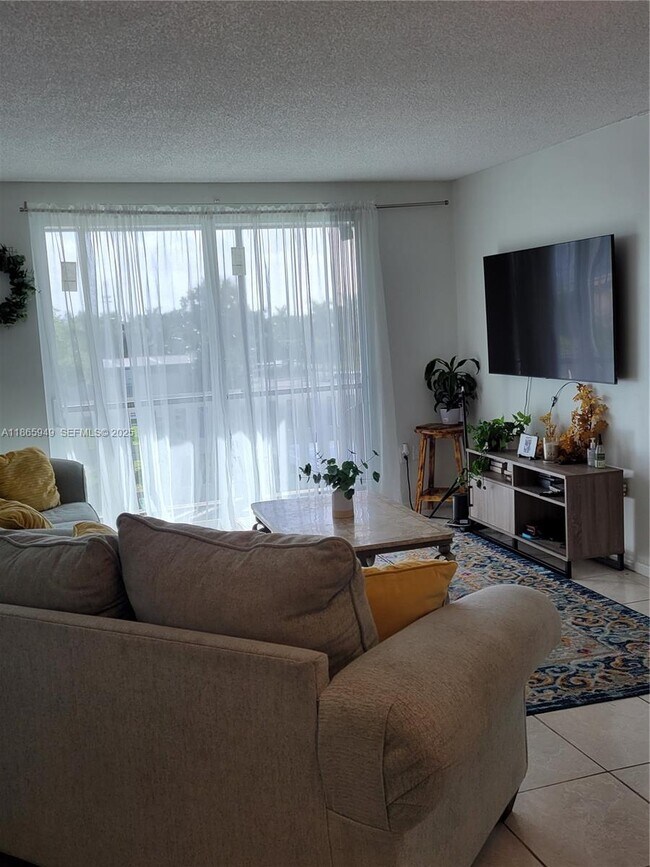 Building Photo - 919 Hillcrest Dr